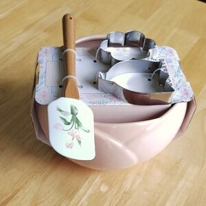 🌷 Bakeshop Mixing Jug and Baking Utensil Set. Pink Flowers. New!